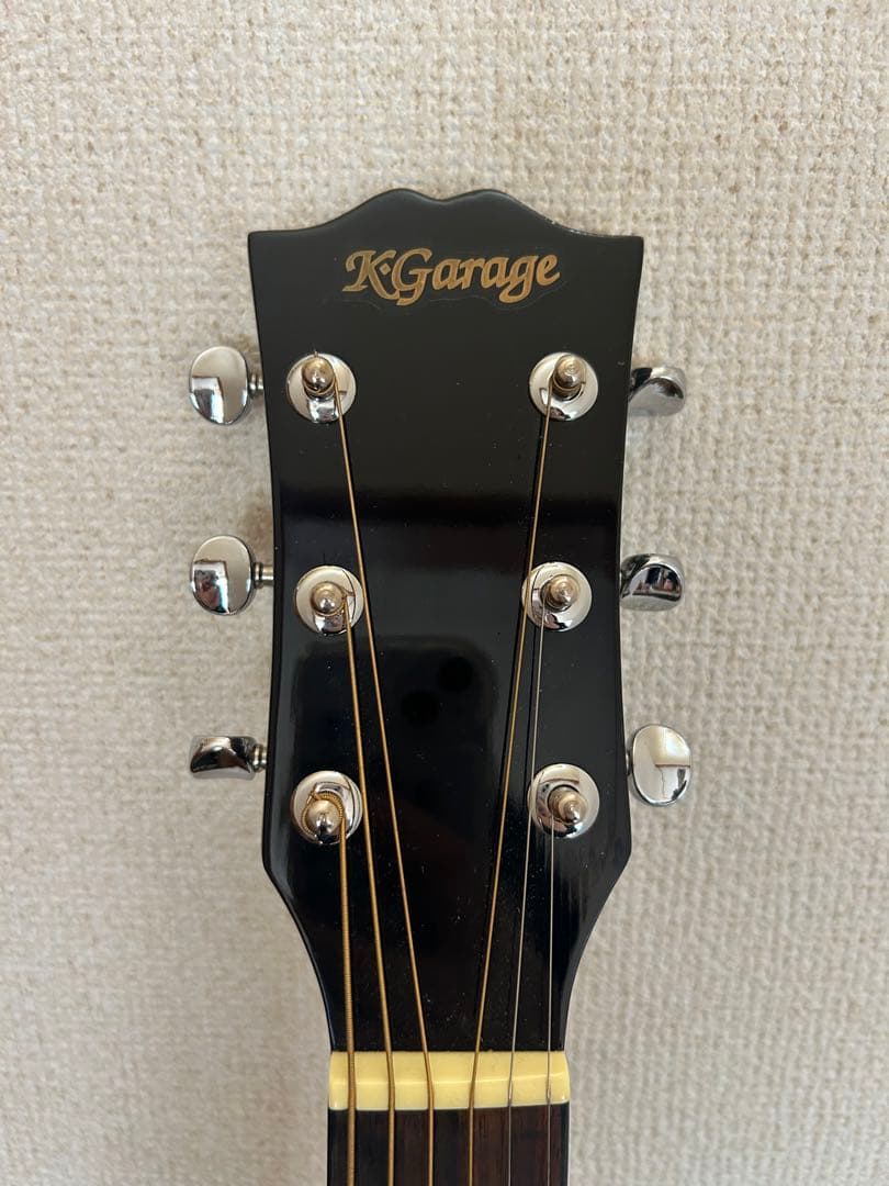 KGarageのブラックアコースティックギター、モデルCDA。