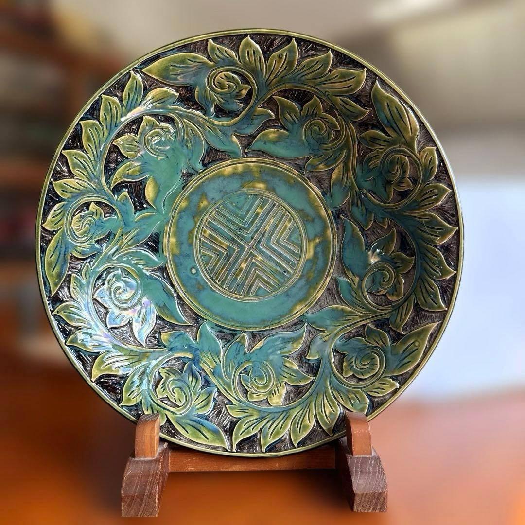壺屋焼.小橋川永弘.緑釉.唐草.掻き落とし.大皿.希少品.未使用品.銘あり