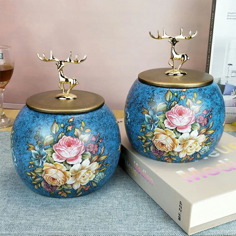 陶磁器の貯蔵タンクの置物の鍵はキャンディー缶の茶葉の缶を収納します