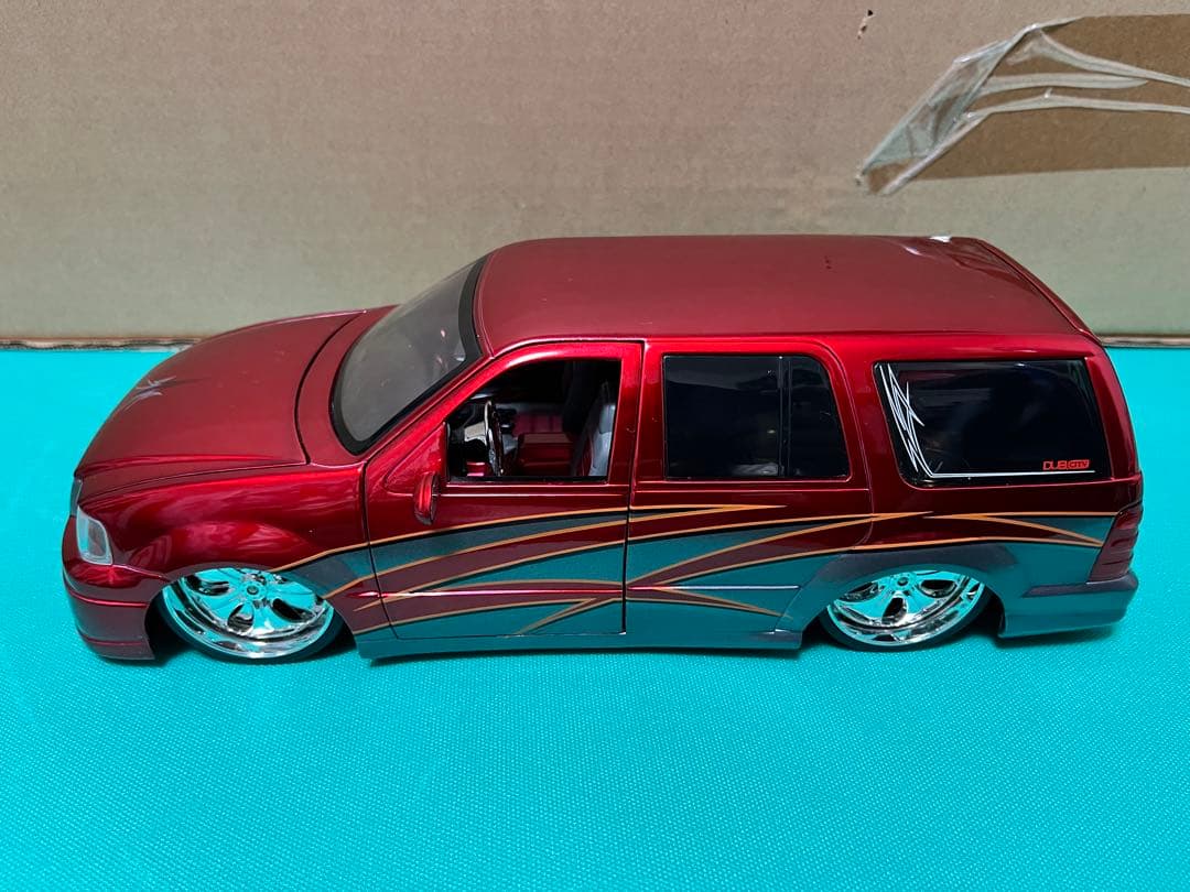 【DUB CITY】FORD EXPEDI TION 1/18
