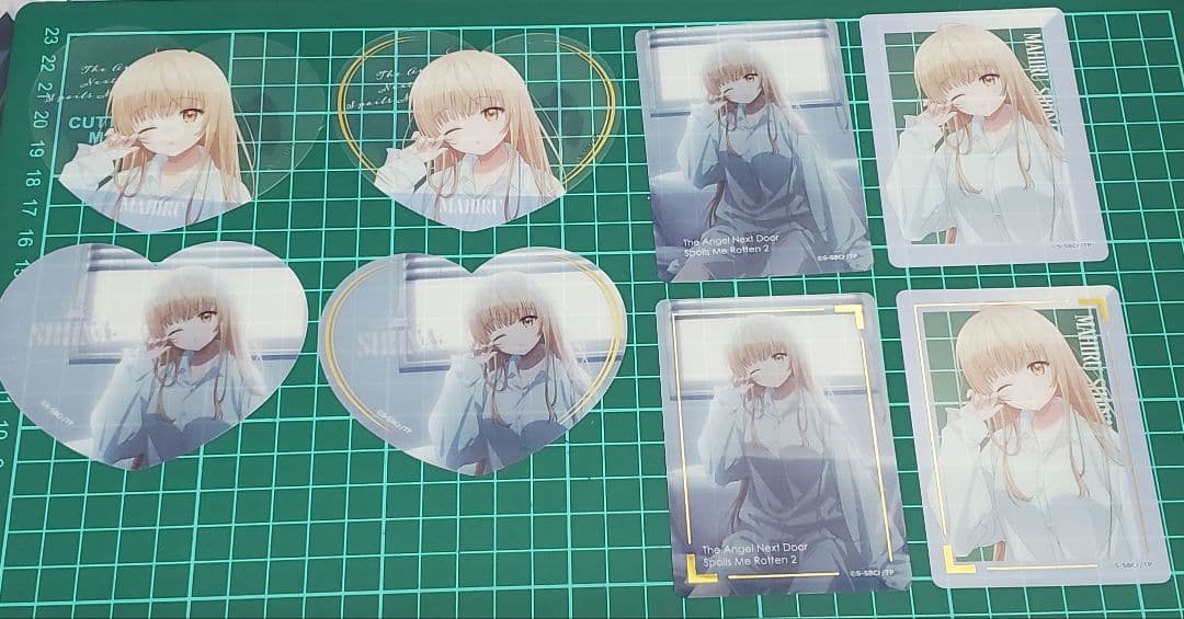 くじQ お隣の天使様 椎名真昼 寝起きアクリルスタンド+クリアカード&缶バッジ