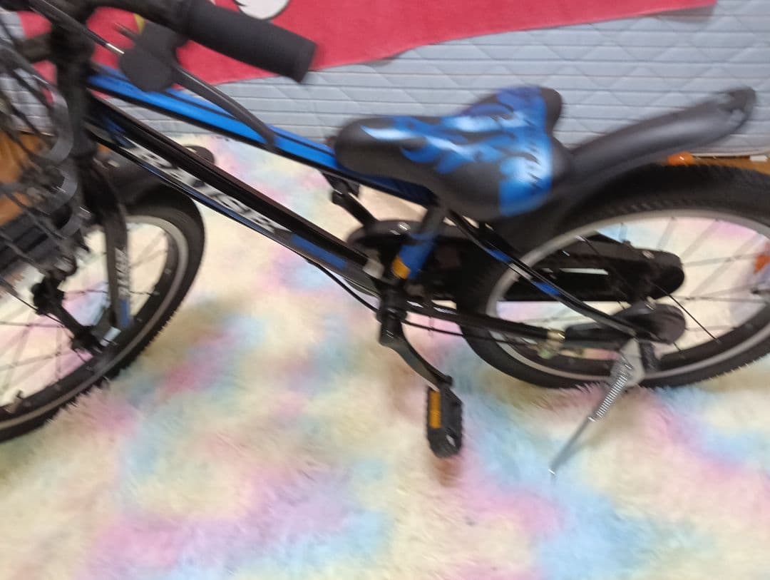 幼児用自転車 黒と青の炎模様