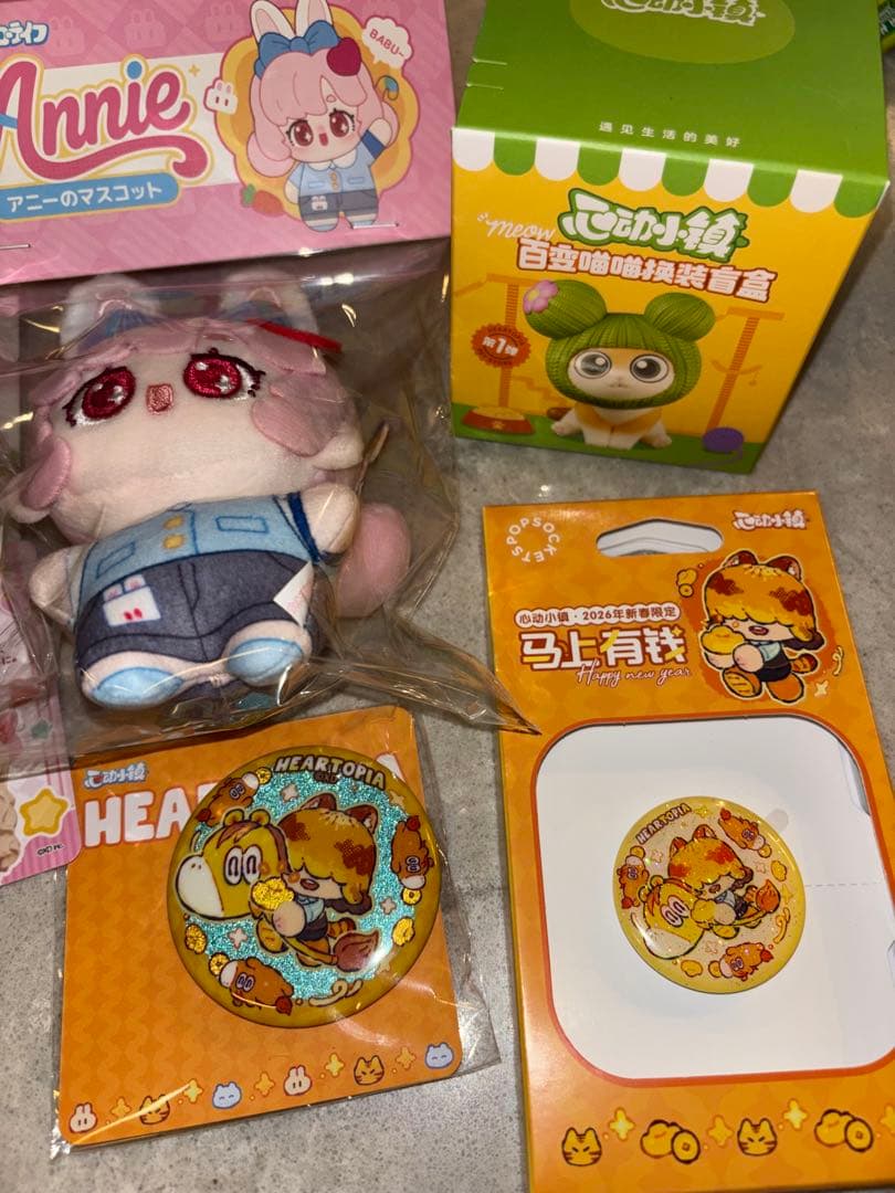【ハートピアスローライフ】Annie ぬいぐるみ・バッジセット