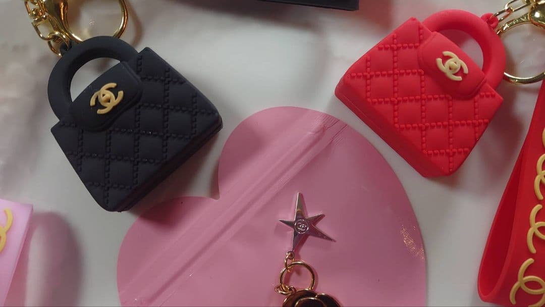 CHANELミニバッグキーホルダー4個セット赤ピンク黒白♡チャーム1個贈呈中
