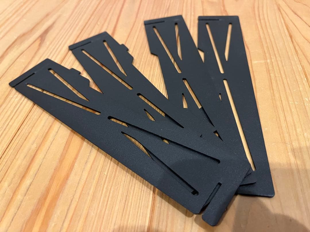 キャンプ用品　WAQマルチガスバーナーテーブル　オピネルナイフ　ガス缶カバー