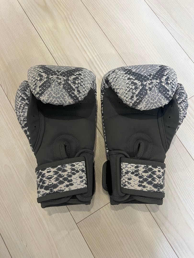 venum12ozヘビ柄 ボクシンググローブ 合成皮革