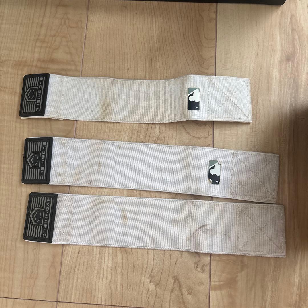EVOSHIELD エルボーガード 、フットガードブラック/ホワイト