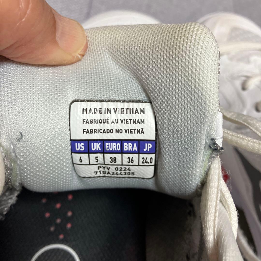 ミズノ　バドミントンシューズ　Mizuno ウェーブクロー3 24.0 センチ