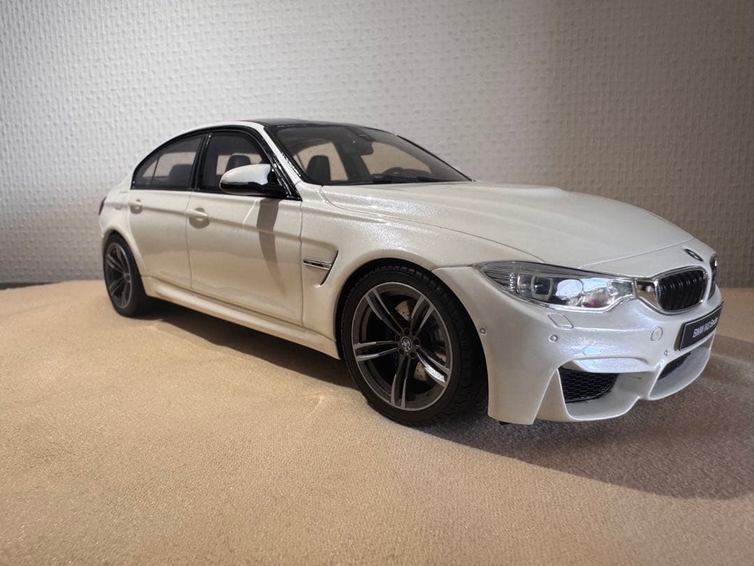  M3 Sedan ホワイト 1/18 ミニカー