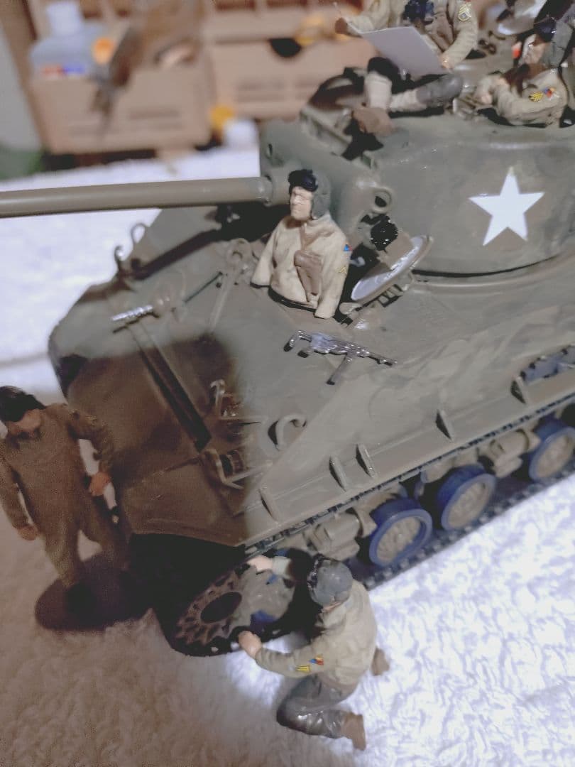 厳寒特価セール！完成品シャーマンM4イージー8 1/35スケールフィギュア