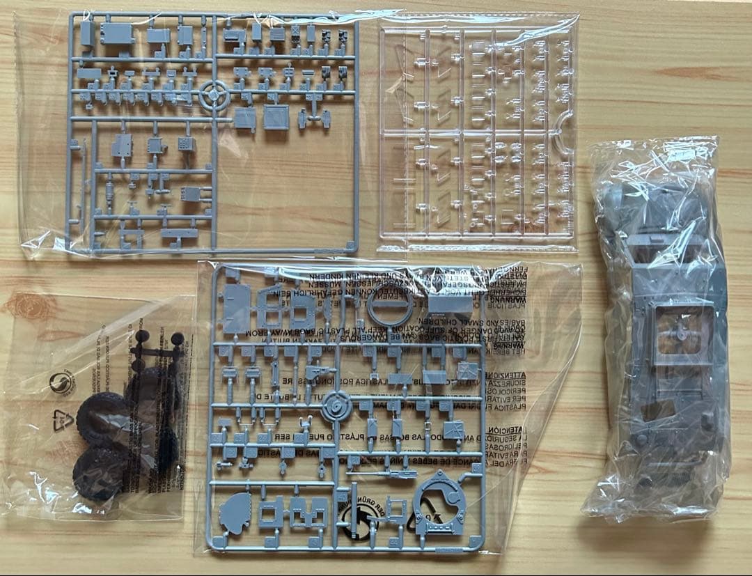 キネティック　1/35スケール　アメリカ合衆国 警察装甲輸送車