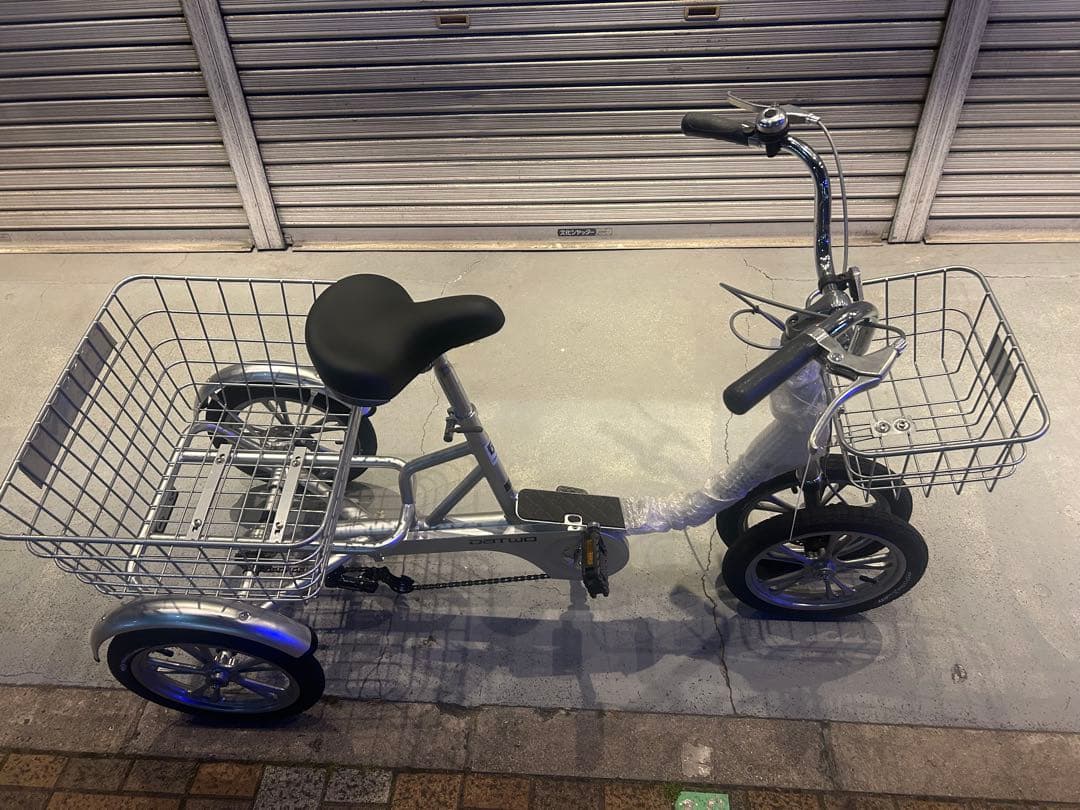未使用DATWO 三輪自転車 14インチ 大人用三輪車 高齢者 前後カゴ付です。
