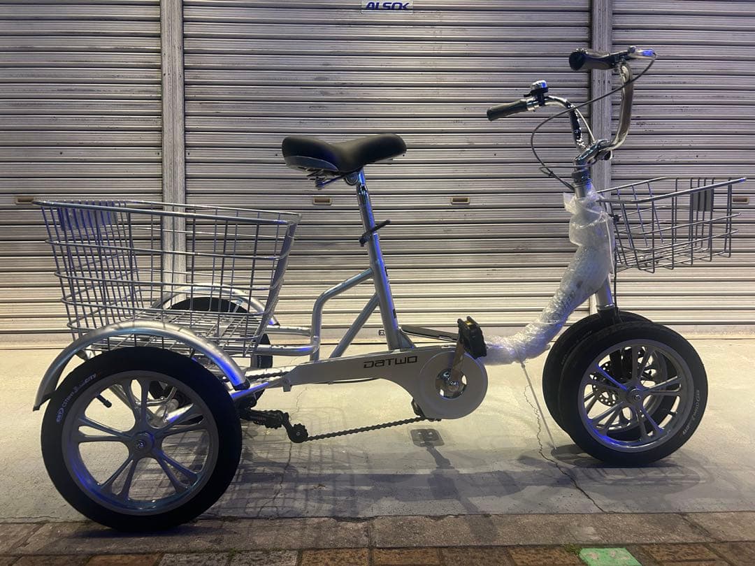 未使用DATWO 三輪自転車 14インチ 大人用三輪車 高齢者 前後カゴ付です。