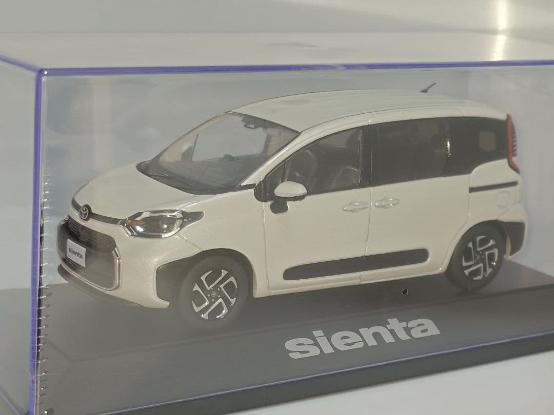 トヨタ 新型シエンタ ホワイト カラーサンプル ミニカー 1/30 非売品