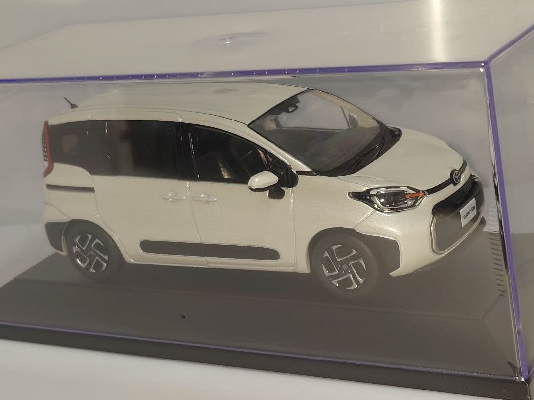 トヨタ 新型シエンタ ホワイト カラーサンプル ミニカー 1/30 非売品