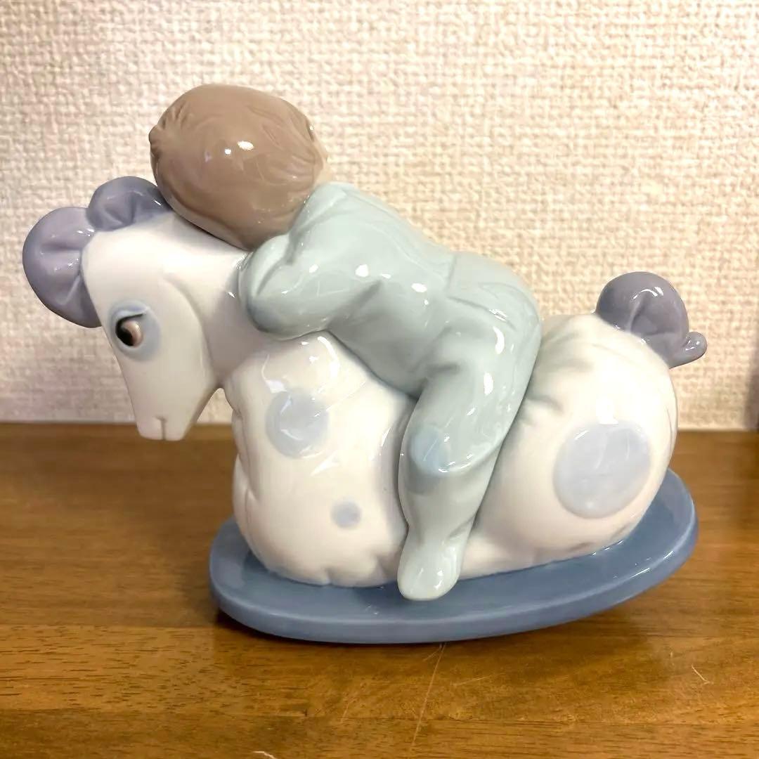 NAOナオ　フィギュリン　木馬でお昼寝