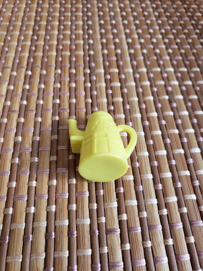 アラレちゃん消しゴム　コーヒーポット　黄色　キン消し　キャラクター