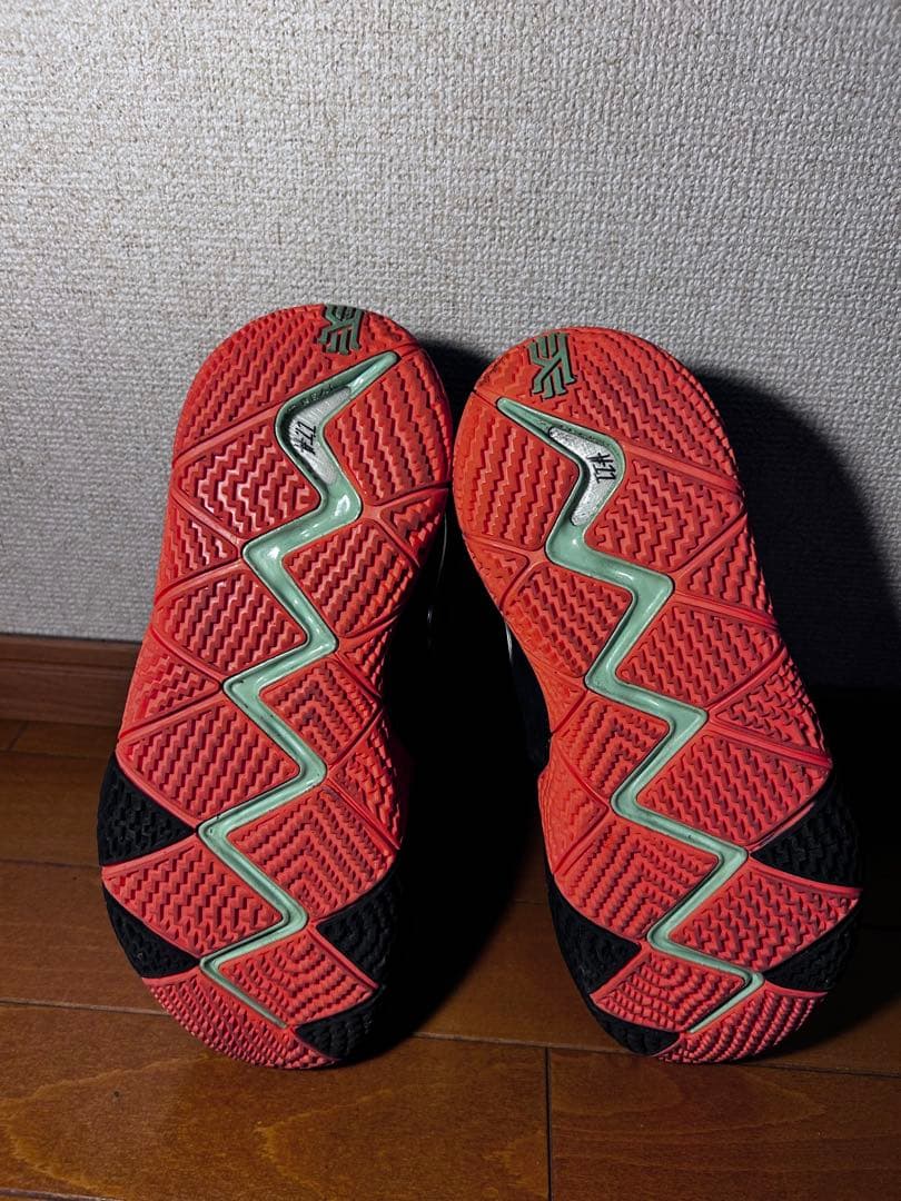 Nike Kyrie 4 バスケットボールシューズ ブラック/オレンジ