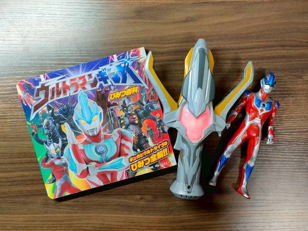 ウルトラマン　まとめ売り　変身アイテムなど　フィギュア　カード　本　動作確認済