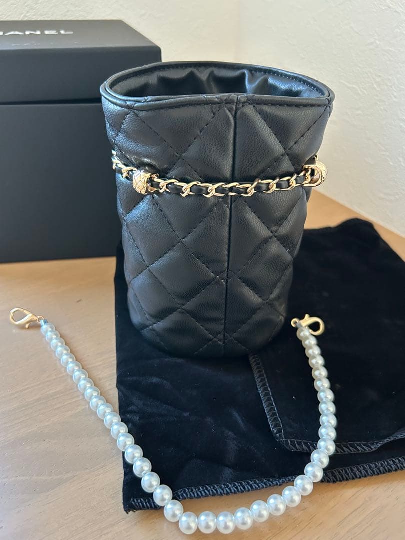 CHANEL ブラック ノベルティ　レザー ショルダーバッグ　ブラック