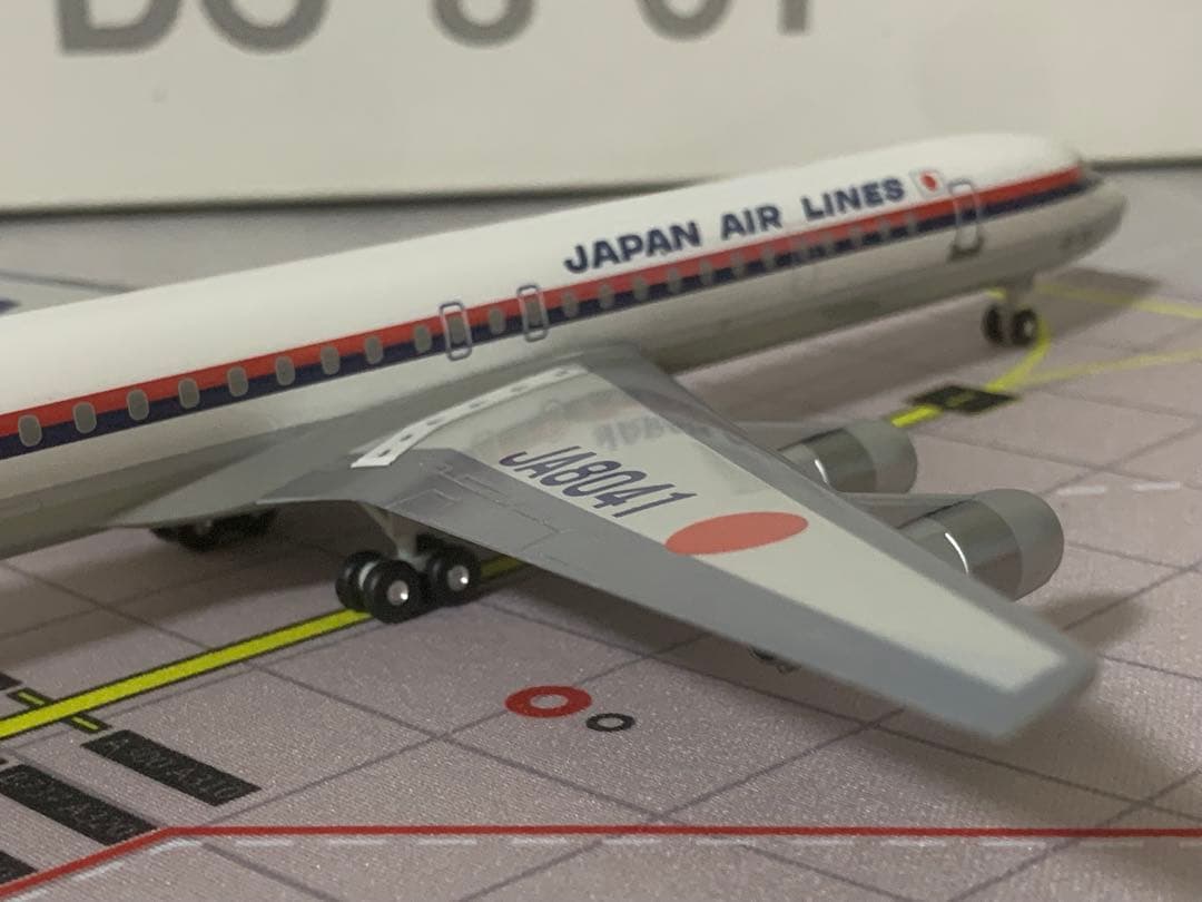 ｊａｌｕｘ公式モデル１／２００日航ＤＣ８－６１プラスティック樹脂製完成品