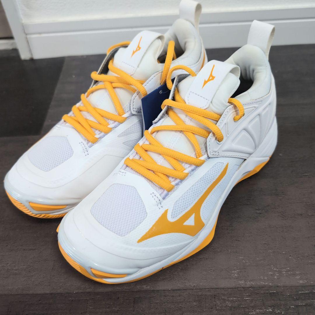 【未使用級】✨23.5cm MIZUNOウェーブモーメンタム2 定価１０９８０円