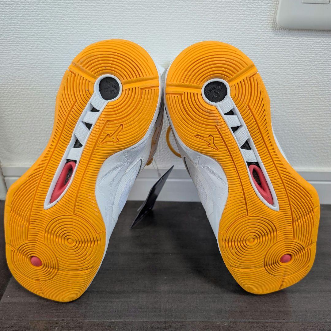 【未使用級】✨23.5cm MIZUNOウェーブモーメンタム2 定価１０９８０円