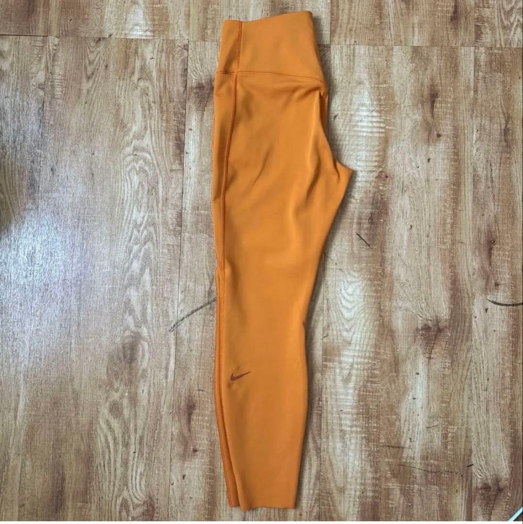 Nike Universal High-Waisted レギンス　だいだい色
