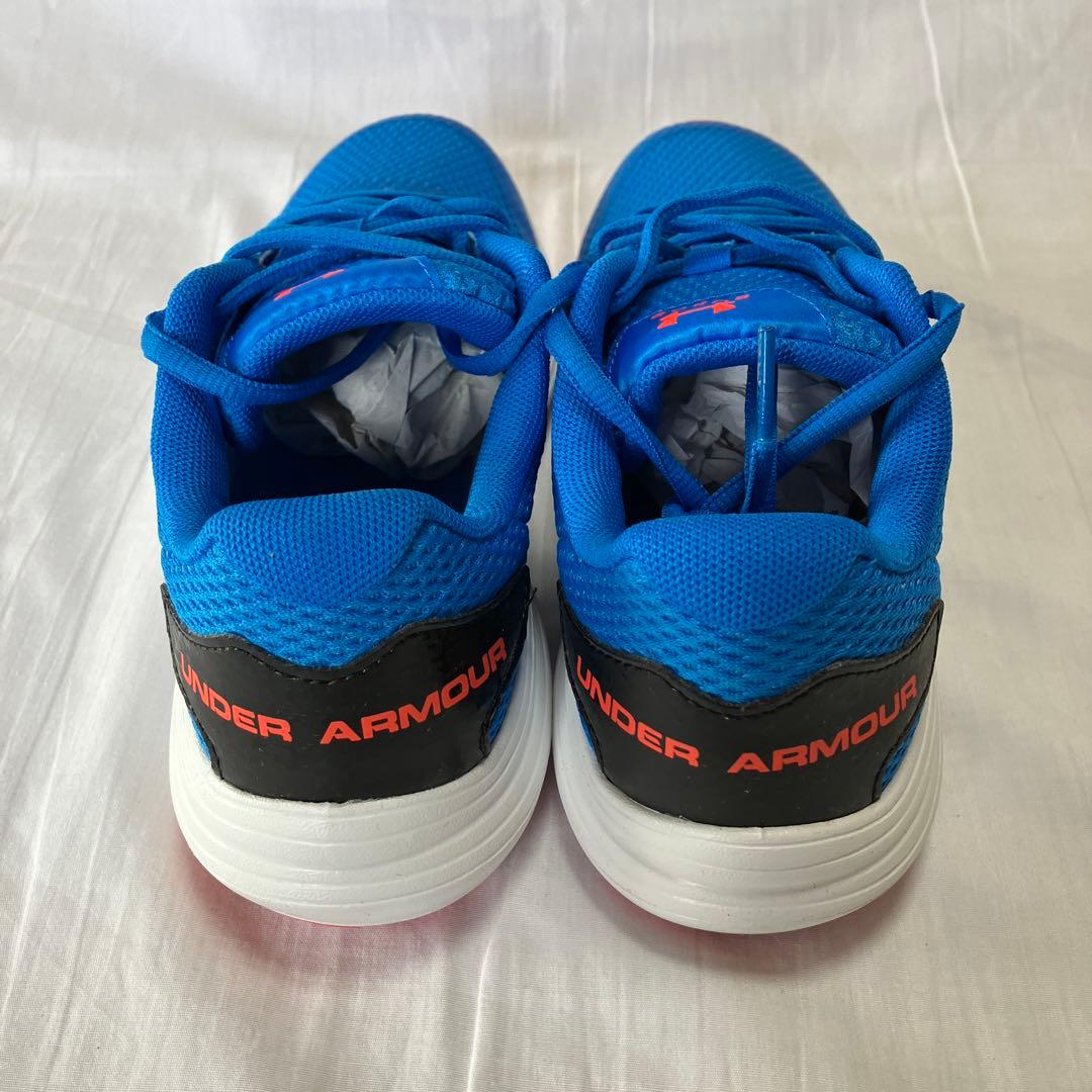 ランニングシューズ　新品　UNDER ARMOUR 23.5cm