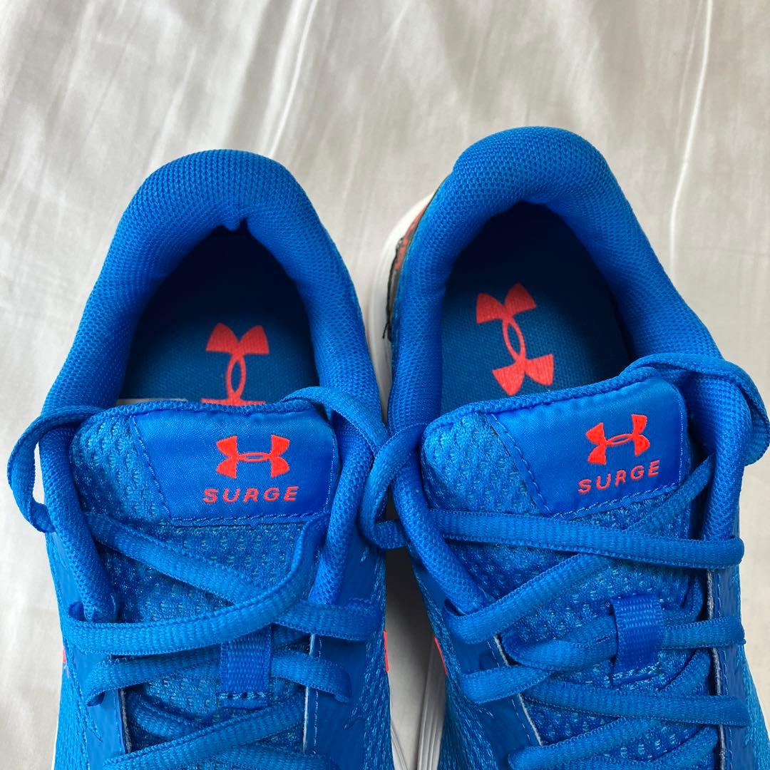 ランニングシューズ　新品　UNDER ARMOUR 23.5cm