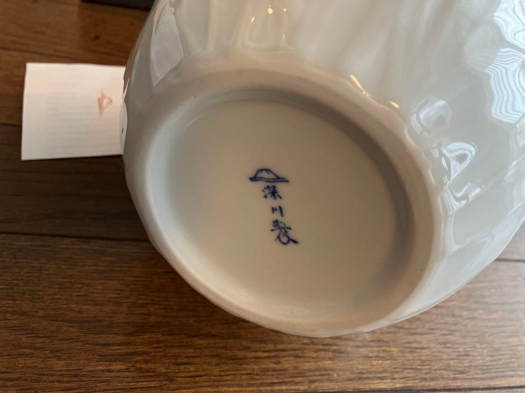 未使用　深川　ホワイト 陶器製花瓶 浮彫り植物模様