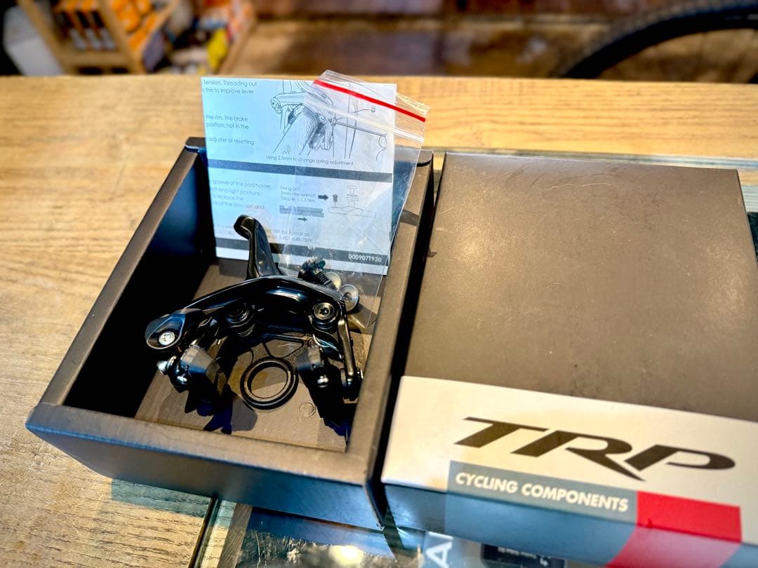 TRP T980 ダイレクトマウントブレーキキャリパー　リア　ブラック