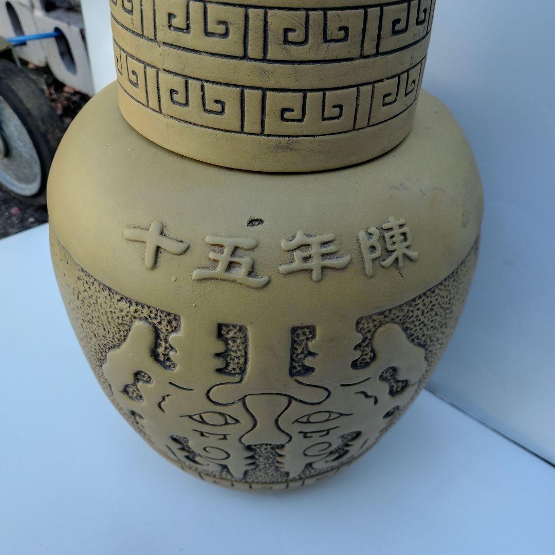 陶器製彫刻模様蓋付き容器