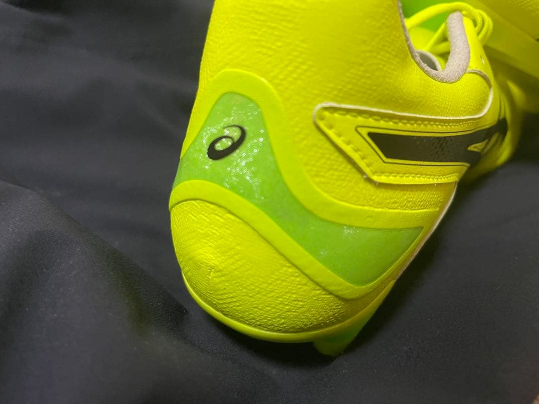asics サッカーシューズ ネオンイエロー