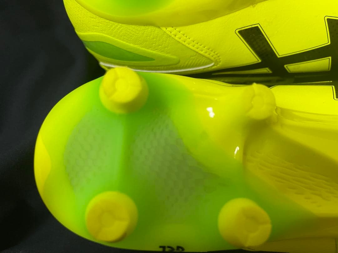 asics サッカーシューズ ネオンイエロー