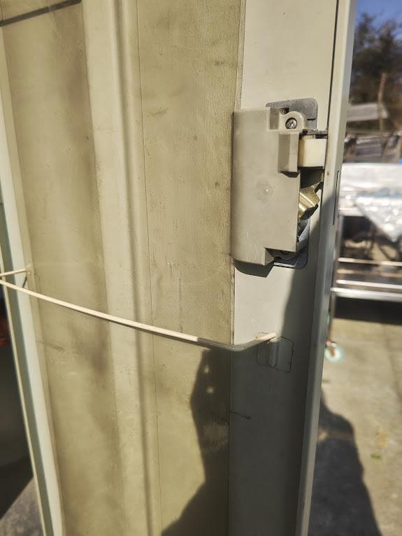 業務用 スチールロッカー 鍵付き掃除道具入れ オフィス用 中古品 収納