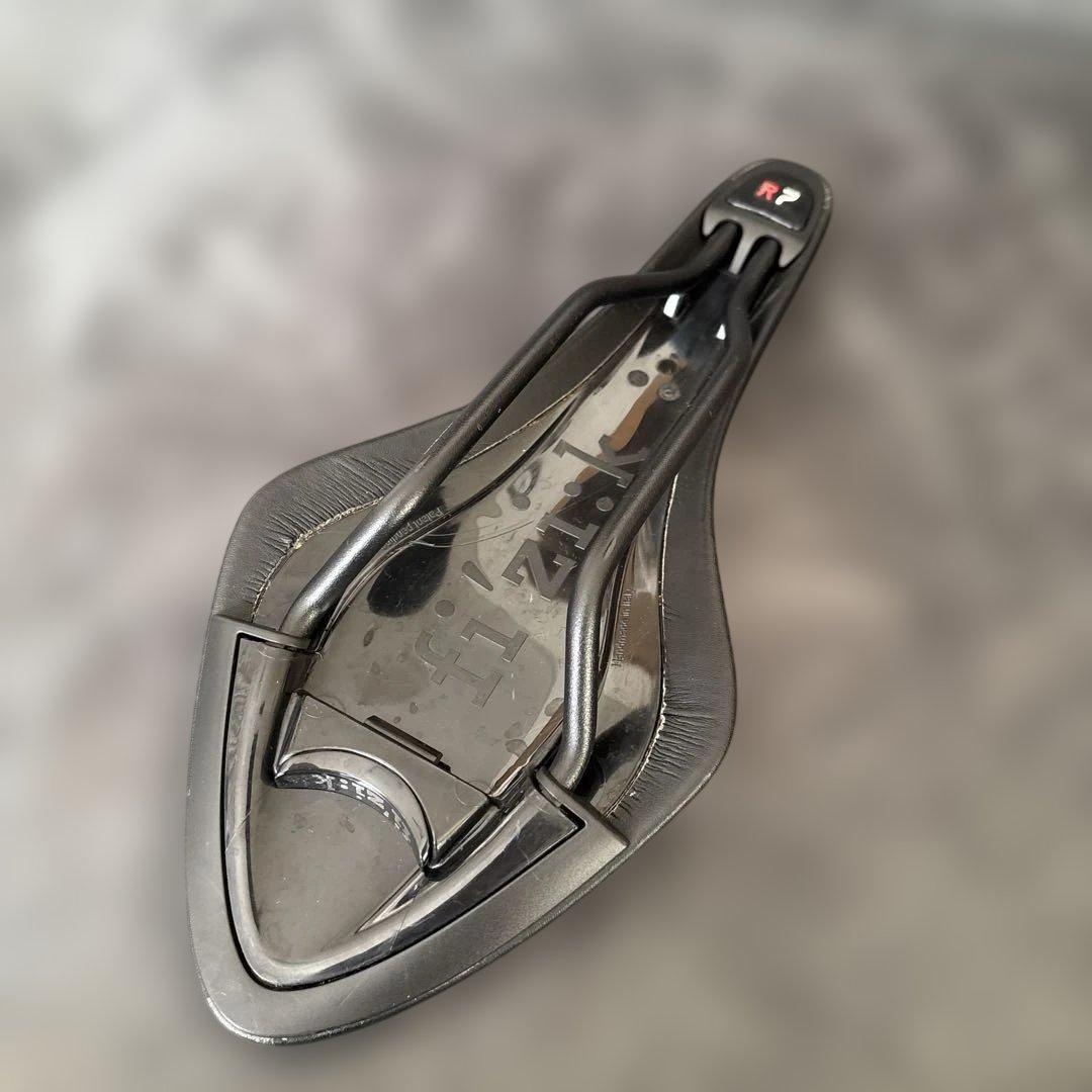 FIZIK フィジーク　ARIONE R7 サドル　と　ボトルホルダー