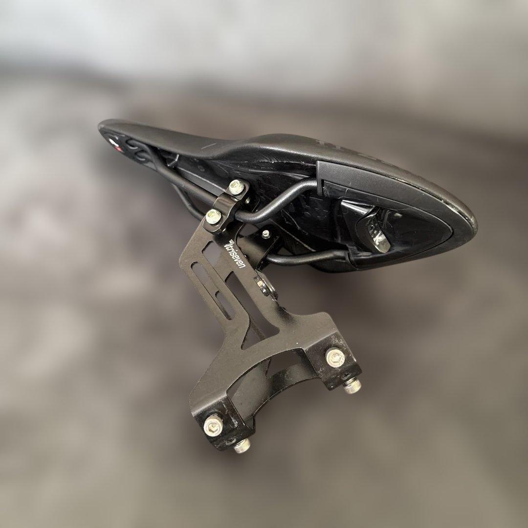 FIZIK フィジーク　ARIONE R7 サドル　と　ボトルホルダー