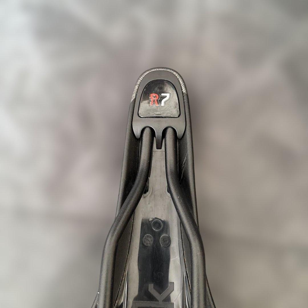 FIZIK フィジーク　ARIONE R7 サドル　と　ボトルホルダー