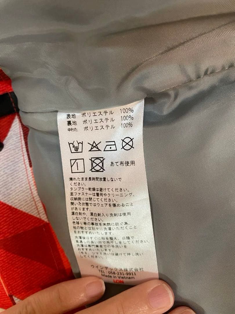 スキーウェア上下セット赤ジャケットと黒パンツ