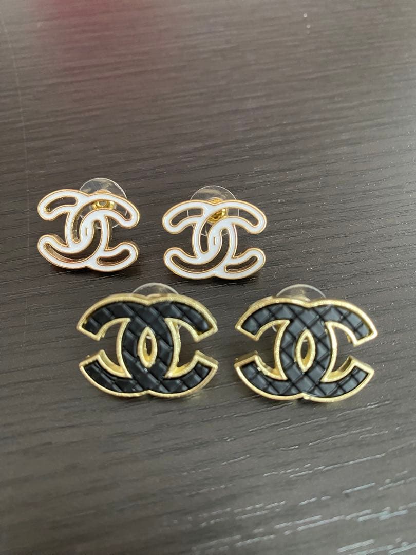 CHANEL ロゴピアス 2セット