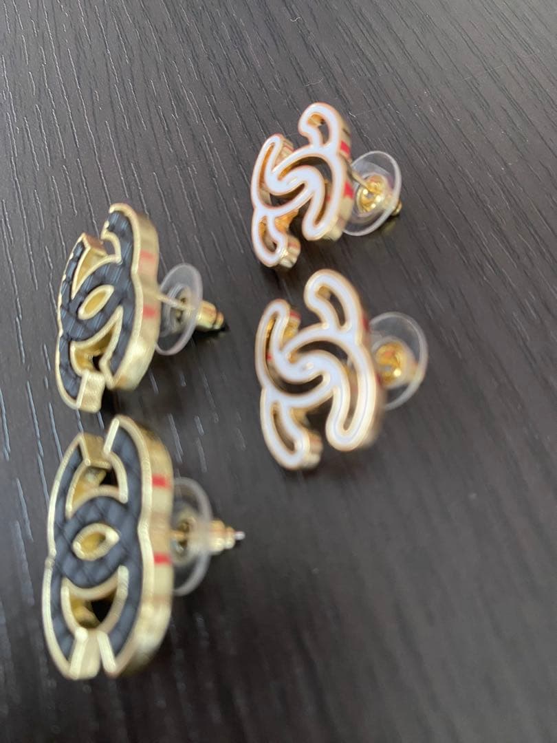 CHANEL ロゴピアス 2セット