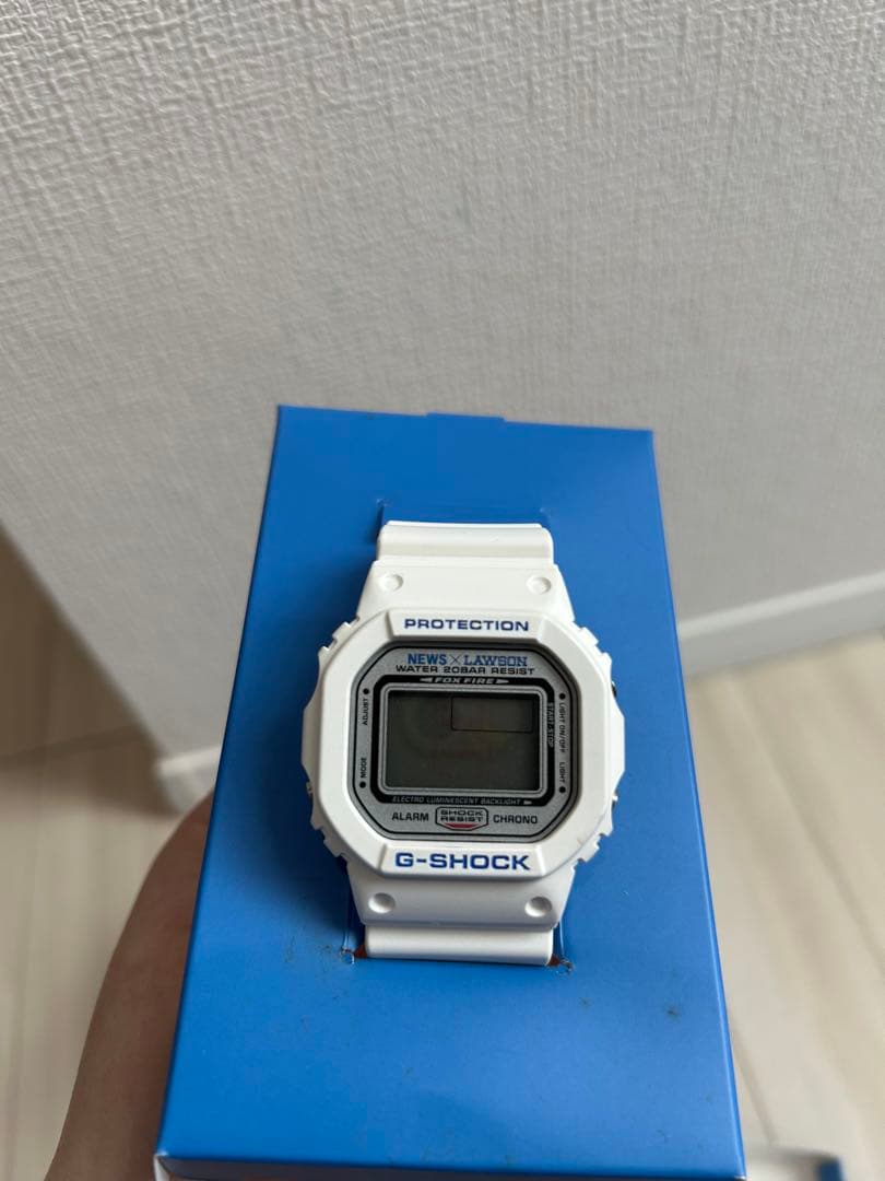 希少✨ニュース　G-SHOCK ホワイト NEWS × LAWSON コラボ