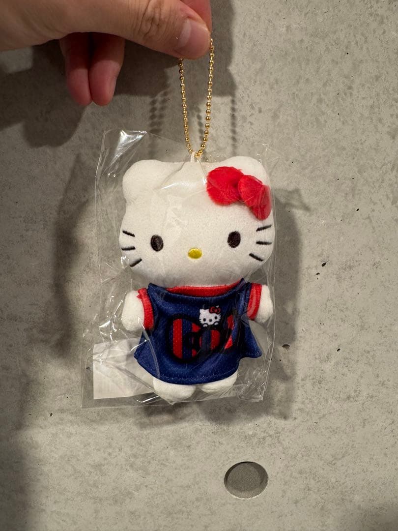 【新品未使用】ハローキティ × FC東京ストラップ付きぬいぐるみ