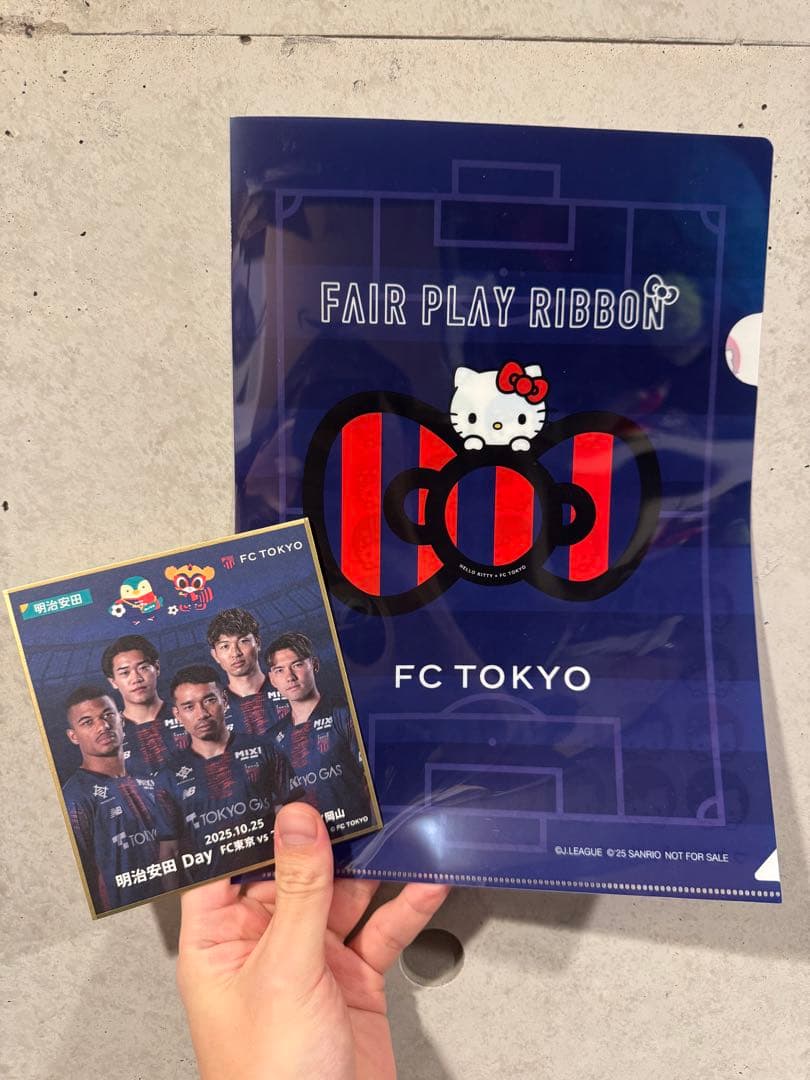 【新品未使用】ハローキティ × FC東京ストラップ付きぬいぐるみ
