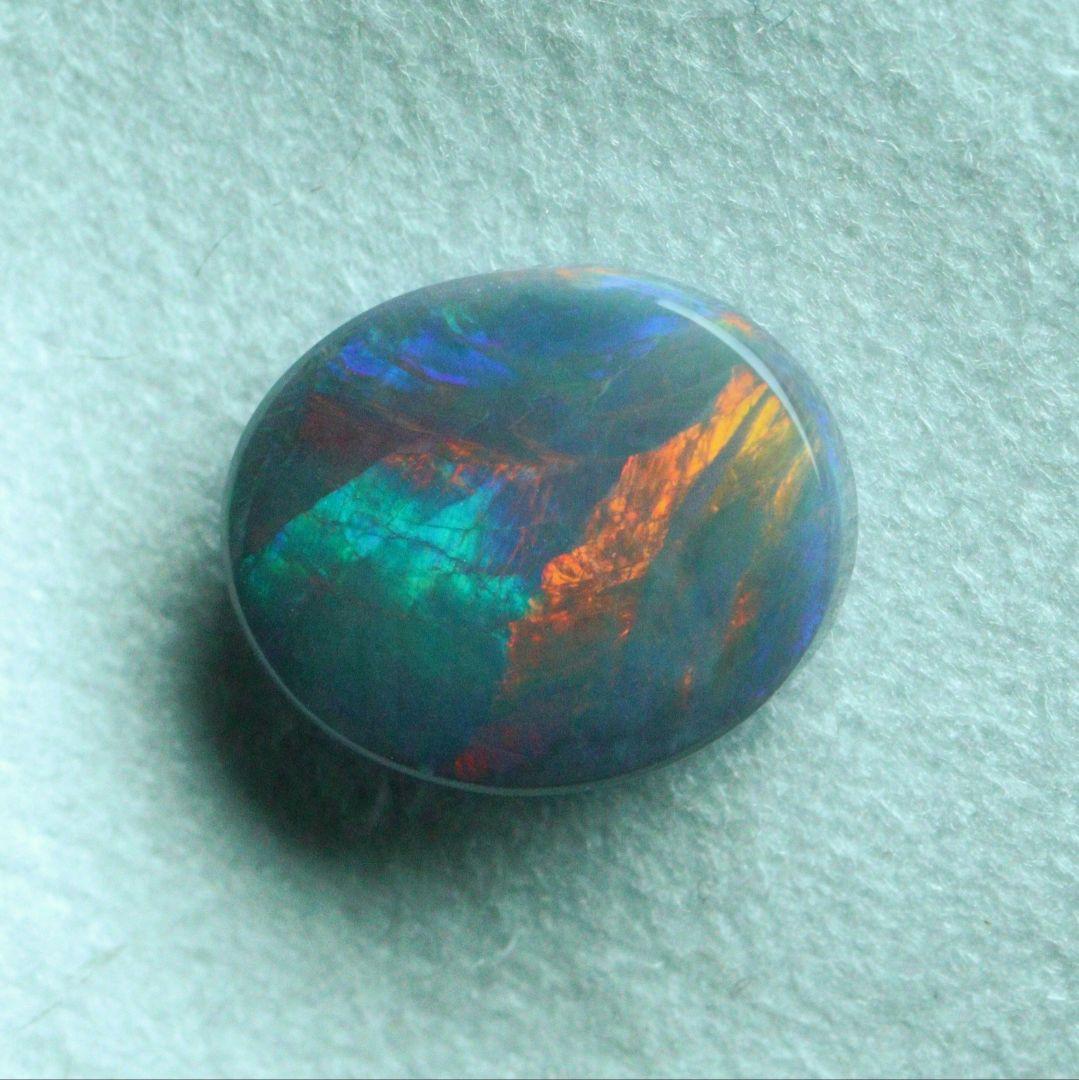 オーストラリア ライトニングリッジ産　ブラックオパール　B025