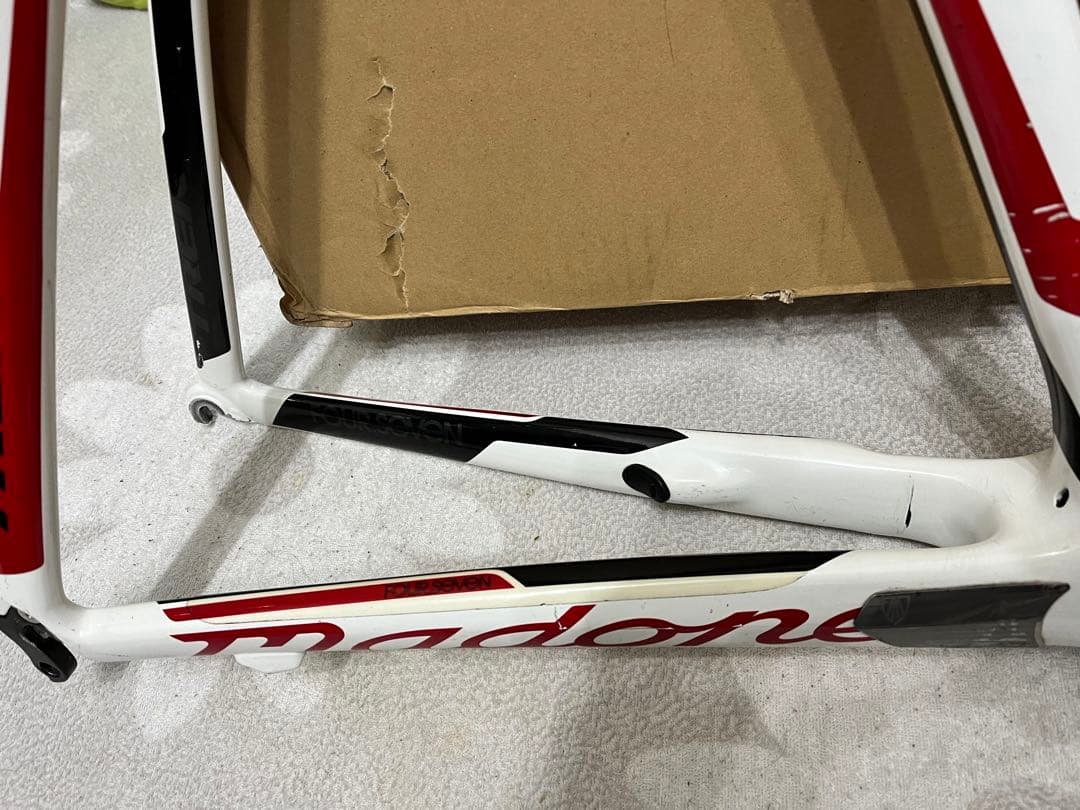 Trek Madone 4.7の自転車フレームセットとシートポストが含まれます。
