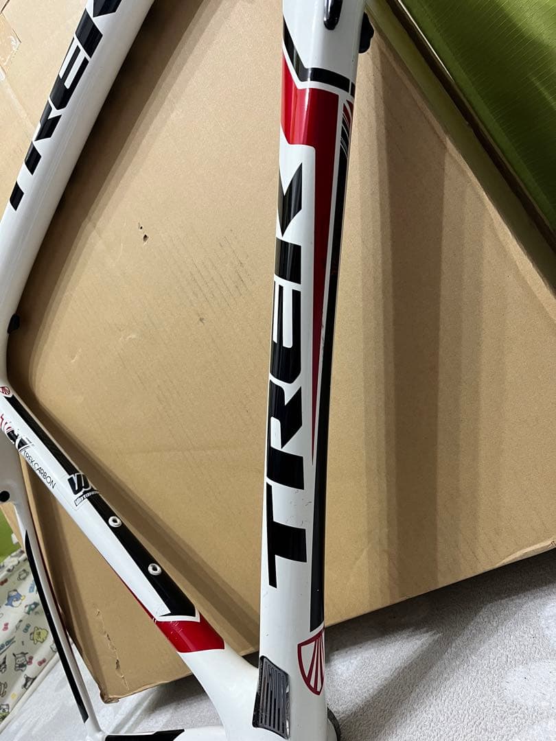 Trek Madone 4.7の自転車フレームセットとシートポストが含まれます。