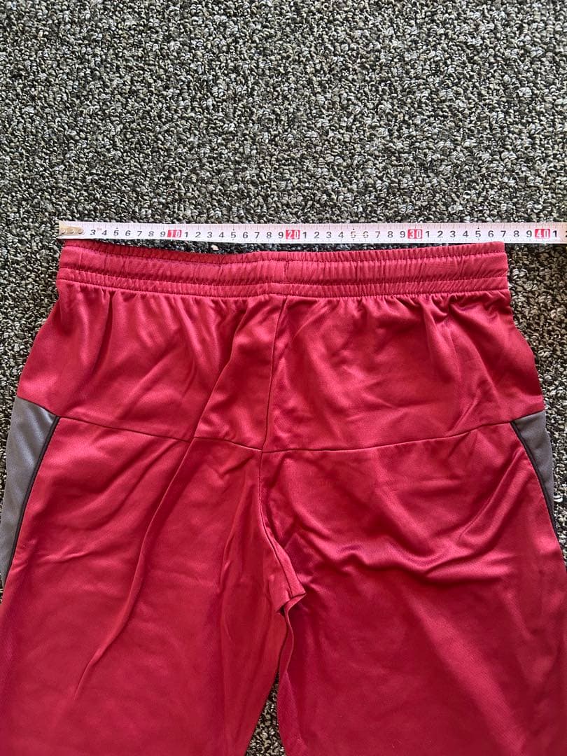黒Tシャツ6枚と赤ショートパンツ6着、スニーカー2足セット