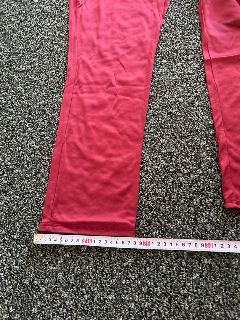 黒Tシャツ6枚と赤ショートパンツ6着、スニーカー2足セット